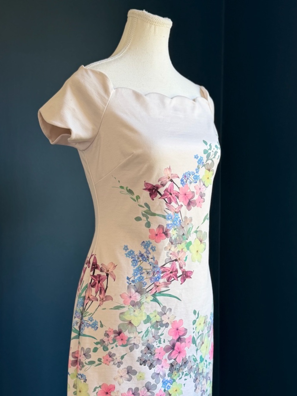 Ted Baker London Ivory Trixiiy Pergola Scallop Dress | Ted Size 2 (US 6) - Picture 2 of 16